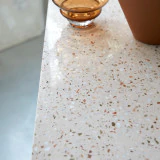 Miho - Bibliothèque basse en teck massif et terrazzo premium Pink