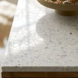 Miho - Bibliothèque basse en teck massif et terrazzo premium White