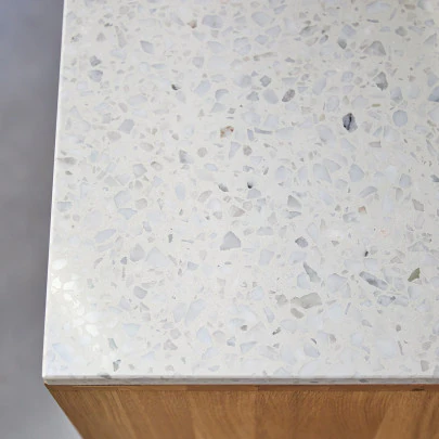 Miho - Bibliothèque basse en chêne massif et terrazzo premium White