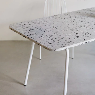 Elio - Table rectangulaire en terrazzo premium et métal white 4/6 pers.