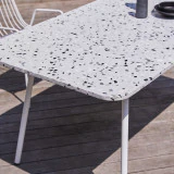 Elio - Table de jardin rectangulaire en terrazzo premium et métal white 4/6 pers.