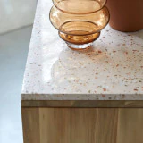 Miho - Bibliothèque basse en teck massif et terrazzo premium Pink