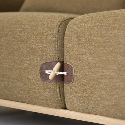 Duffle - Canapé 2 places en chêne et tissu marron avec table intégrée