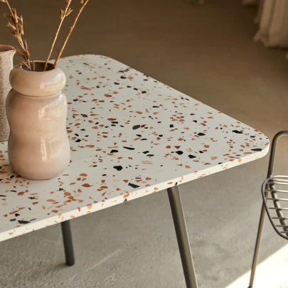 Elio - Table rectangulaire en terrazzo premium et métal brown 4-6 pers.