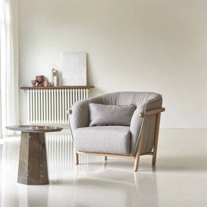 Yas - Fauteuil en chêne massif et tissu gris