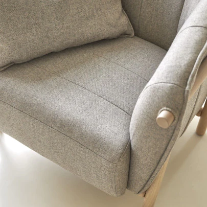 Yas - Fauteuil en chêne massif et tissu gris